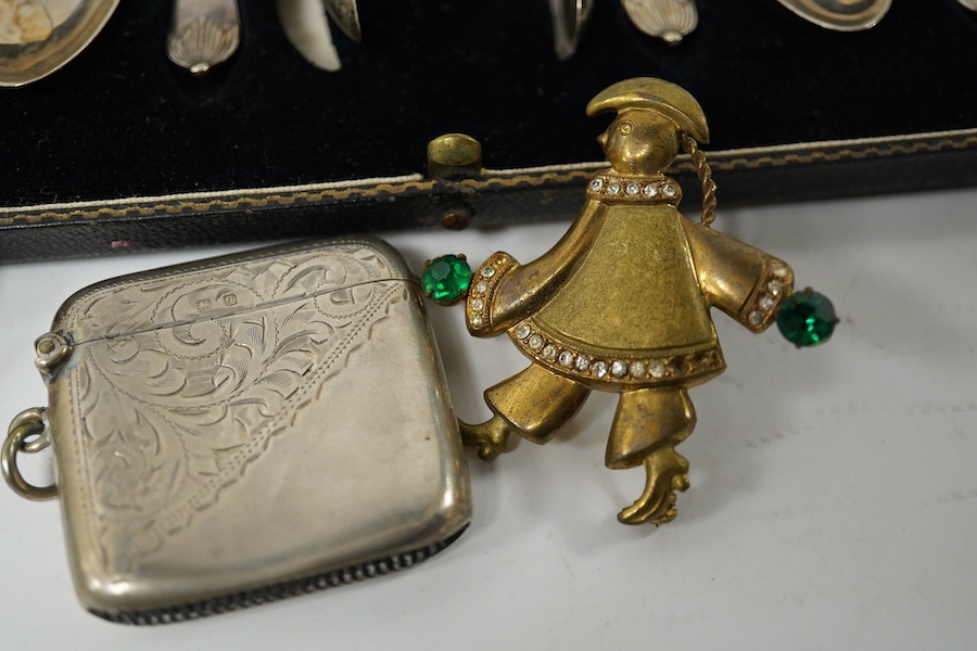 Assorted minor silver and jewellery, including cased set of six silver teaspoons with associated silver sugar tongs, silver vesta case, etc. Condition - poor to fair